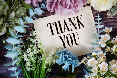 Ahşap arka planda çiçek buketi desenli teşekkür mesajı