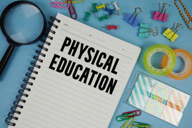 Mavi zemin üzerinde büyüteç bulunan Beden Eğitimi metni