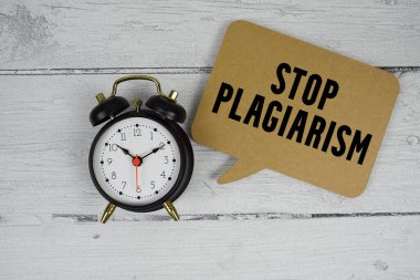 Ahşap zemin üzerinde alarm saati olan eser hırsızlığını durdur