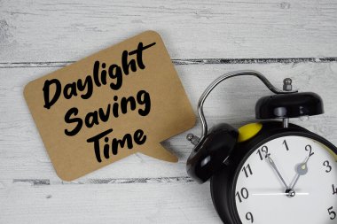 Ahşap zemin üzerinde alarm saati olan Genel Yardım metni