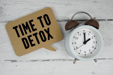 Tahta arkaplanda alarm saatiyle metni temizleme zamanı