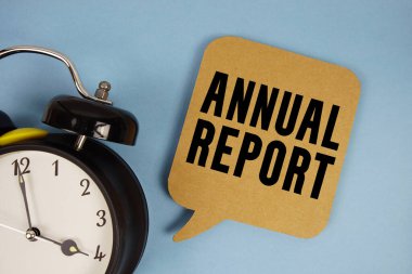 Mavi arkaplanda alarm saati olan yıllık rapor metni