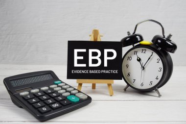 Tahta arka planda alarmlı EBP Kanıt temelli çalışma metni