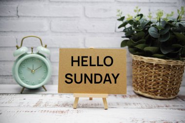 Merhaba Pazar mesajları sehpası ahşap arka planda duruyor.