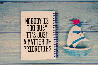 Kimse çok meşgul değil. Bu sadece öncelik meselesi. Motivasyon ve ilham verici alıntılar.