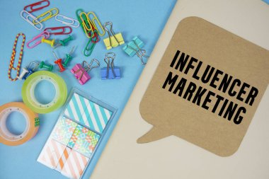 Kapak not defteri arka planında kırtasiye malzemesi olan etkili pazarlama metni