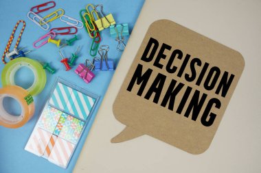 Kapak defteri arka planında kırtasiye malzemesi ile metin oluşturma kararı