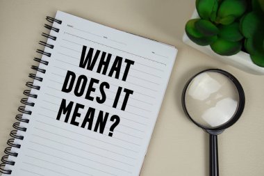 Bu ne anlama geliyor? Kağıt not defterine bej deri arka planda büyüteç içeren metin