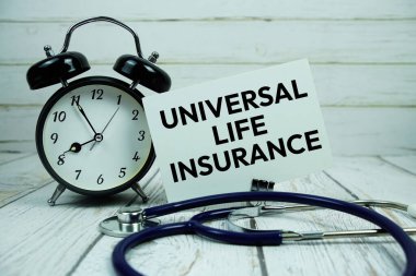 Kağıt üzerinde alarm saati ve ahşap zemin üzerinde steteskop olan Evrensel Hayat Sigortası metni