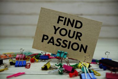 Tahta zemin üzerinde sabit duran kağıt kartta Tutku metninizi bulun