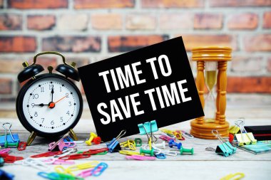 Zaman Kaydetme Zamanı kağıt kart üzerinde alarm saati ve ahşap zemin üzerinde sabit olan metin