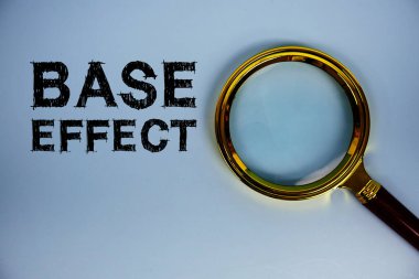 Mavi arkaplanda büyüteçle temel efekt metni