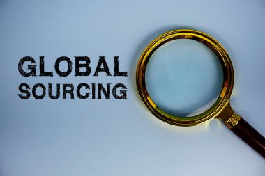 Mavi zemin üzerinde büyüteç bulunan Küresel Kaynak metni