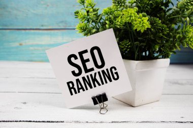 Tahta arkaplanda kağıt kart üzerine yazılmış SEO Sıralama metni