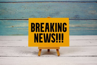 Son Dakika Haber metni tahta arka planda kağıt karta yazıldı