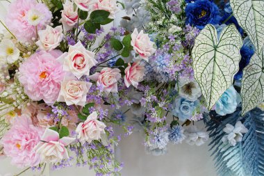 Uzay kopyası arkaplanı olan güzel yapay çiçek buketi