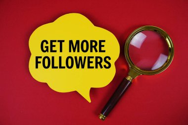 Konuşma baloncuklu daha fazla takipçi al ve kırmızı arkaplanda büyüteç kullan