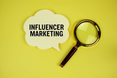 Konuşma baloncuklu pazarlama metni ve sarı arkaplanda büyüteç