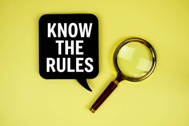 Konuşma baloncuğu ve sarı arkaplanda büyüteç ile Kurallar metni biliyorum