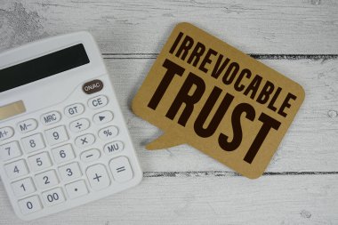 Tahta zemin üzerinde hesap makinesi olan değiştirilemez Güven metni