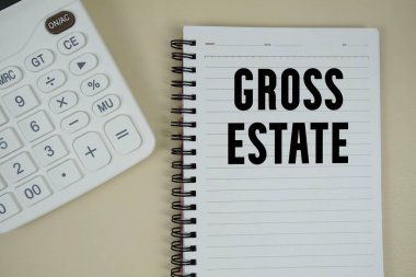 İş ve finans kavramının hesap makinesi cümlesine sahip Gross Estate metni