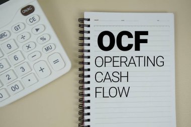 OCF, iş ve finans kavramının hesap makinesi cümlesini içeren Cash Flow metnini işletiyor