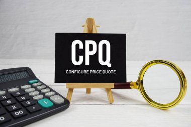 Fiyat Alıntısı metninin tahta zemin üzerinde büyüteç ve hesap makinesi ile CPQ kısaltması