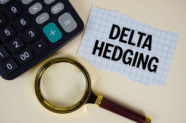 Sarı zemin üzerinde büyüteç anc hesap makinesi olan Delta Heding metni
