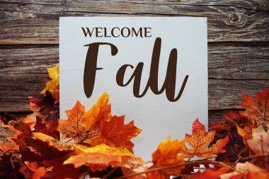 Ahşap arkaplanda akçaağaç yaprağı süslemeli Sonbahar metni