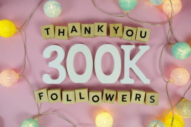 300.000, 300K takipçileri sosyal medya abonelerini ve takipçilerini tebrik ediyor ve kutluyor.