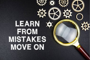 Hatalardan ders al. Siyah arkaplanda büyüteç ile metin mesajında taşı