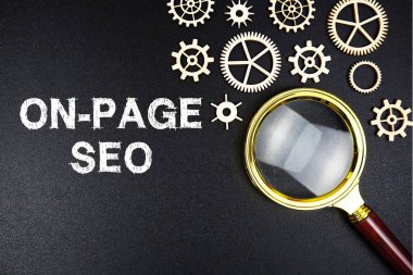 Siyah arkaplanda büyüteç bulunan SEO metin iletisi