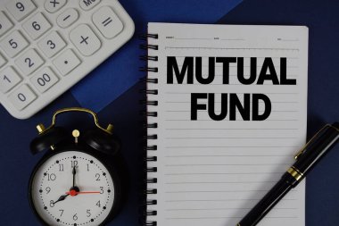 Not defterine yazılan ortak Fon metni, hesap makinesi ve alarmlı saat ile donanma mavisi arkaplanda