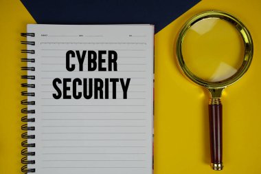 Sarı zemin üzerinde büyüteç bulunan Siber Güvenlik metni