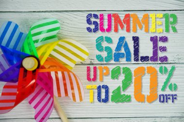 Yaz İndirimi% 20 indirimli metin ve ahşap arka planda Renkli Yel Değirmeni