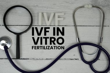 Tüp bebek metninde steteskop ile ahşap zemin üzerinde