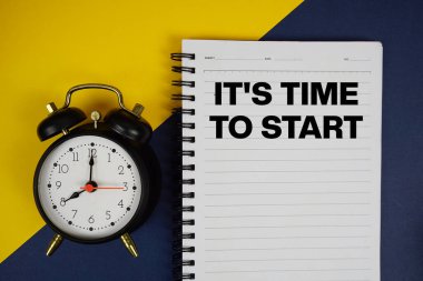 Sarı arkaplanda alarm saatiyle not defterine yazılan metne başlama zamanı.