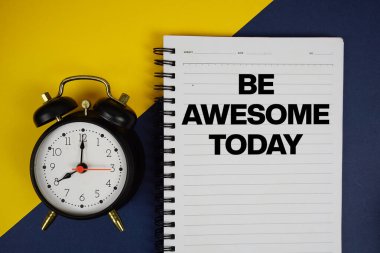 Bugün not defterine sarı arkaplanda alarm saati yazılı olan harika ol.