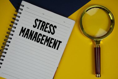 Sarı zemin üzerinde büyüteç bulunan Stres Yönetimi metni