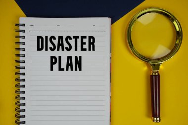 Sarı zemin üzerinde büyüteç bulunan felaket planı metni