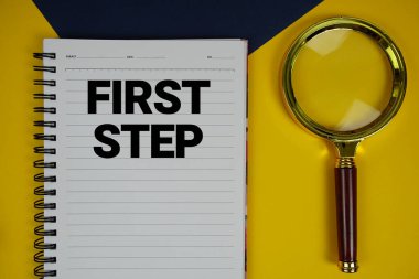 Sarı zemin üzerinde büyüteç bulunan İlk Adım metni