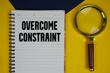 Sarı arkaplanda büyüteçle Kısıtlanmış metnin üstesinden gel