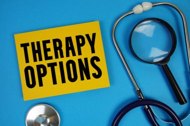 Mavi zemin üzerinde steteskop ve büyüteç bulunan terapi seçenekleri metni