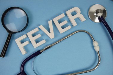 Mavi zemin üzerinde büyüteç ve steteskop olan ateş alfabesi harfleri