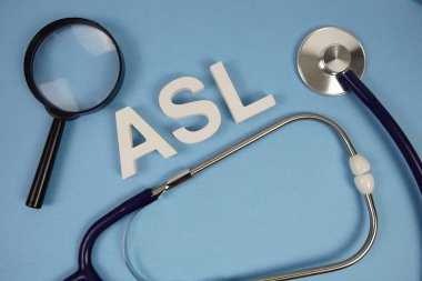 ALS Amyotrofik Lateral Sclerosis metin ile stetoskop ve mavi arkaplan üzerinde büyüteç