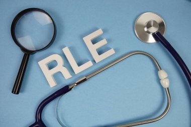 Steteskoplu RLE Sağ Alt Ekstremite metin ve mavi zemin üzerinde büyüteç