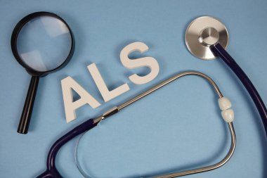 ALS Amyotrofik Lateral Sclerosis metin üzerinde stetoskop mavi arkaplan