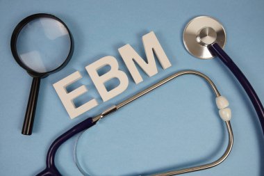 Kanıt temelli tıp alfabesinin kısaltması. Mavi arka planda büyüteç ve steteskop var.