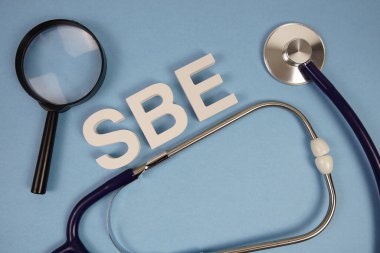 Mavi arkaplanda steteskoplu SBE Subacute Endokardit metni