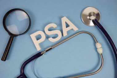 Prostat Özel Antijen alfabesinin kısaltması. Mavi arka planda büyüteç ve steteskop var.